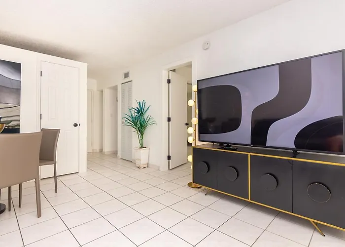 Two Bedroom Apartment - With Parking & Balcony - Heart Of Wynwood
