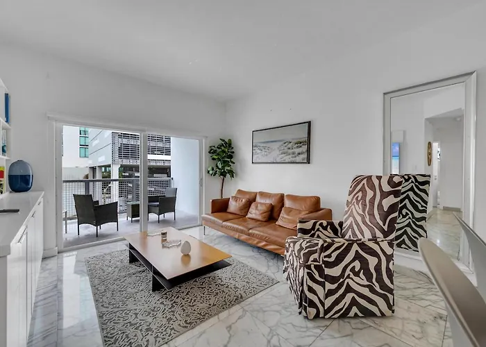 Subtle 2 Bed In Edgewater Near Downtown With Free Parking