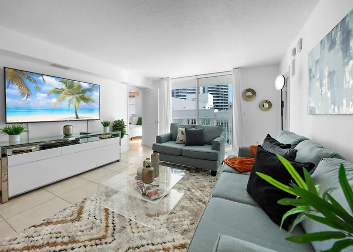 Stylish 2Br With Skyline Views, Free Parking, Sleeps 8