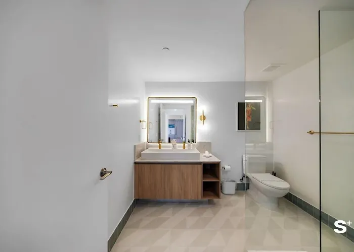 City Luxe Retreat Modern 2-Br With Water Views
