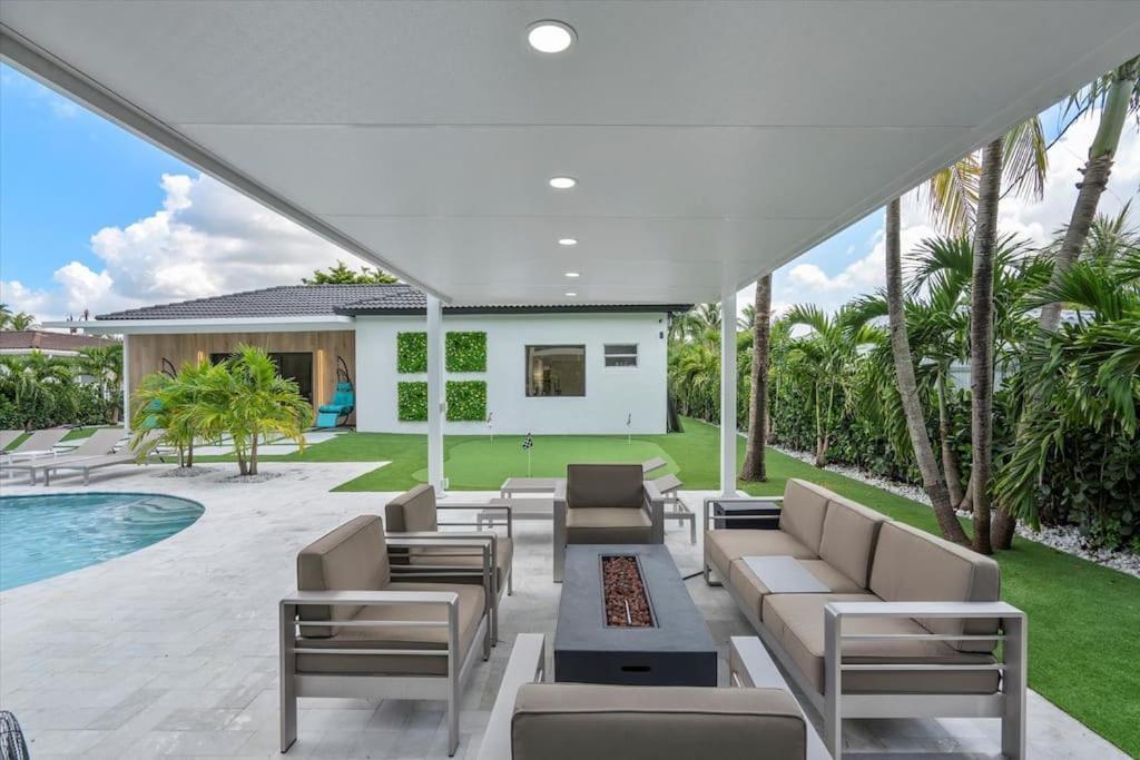 Villalee-jungle Palm Island White Marble Pool Area * Miami