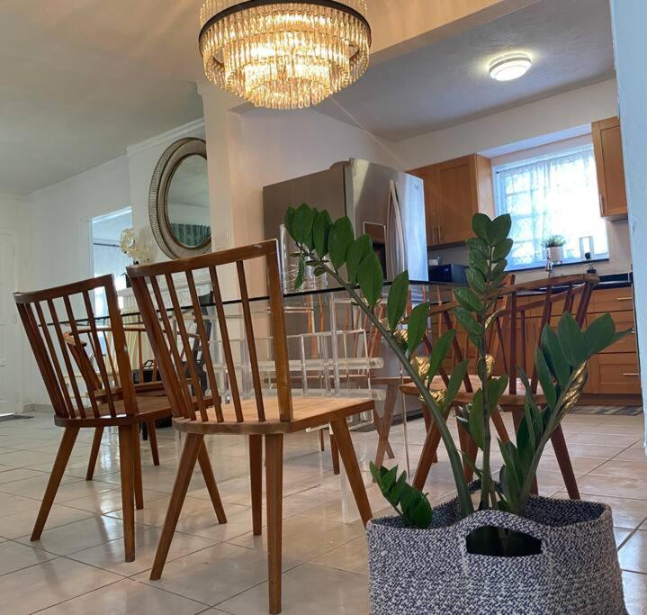 Design District 4 Bedroom Pool Holiday home