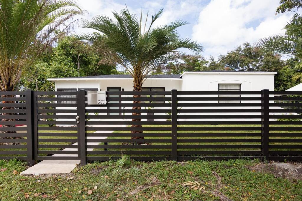 Design District 4 Bedroom Pool Holiday home *