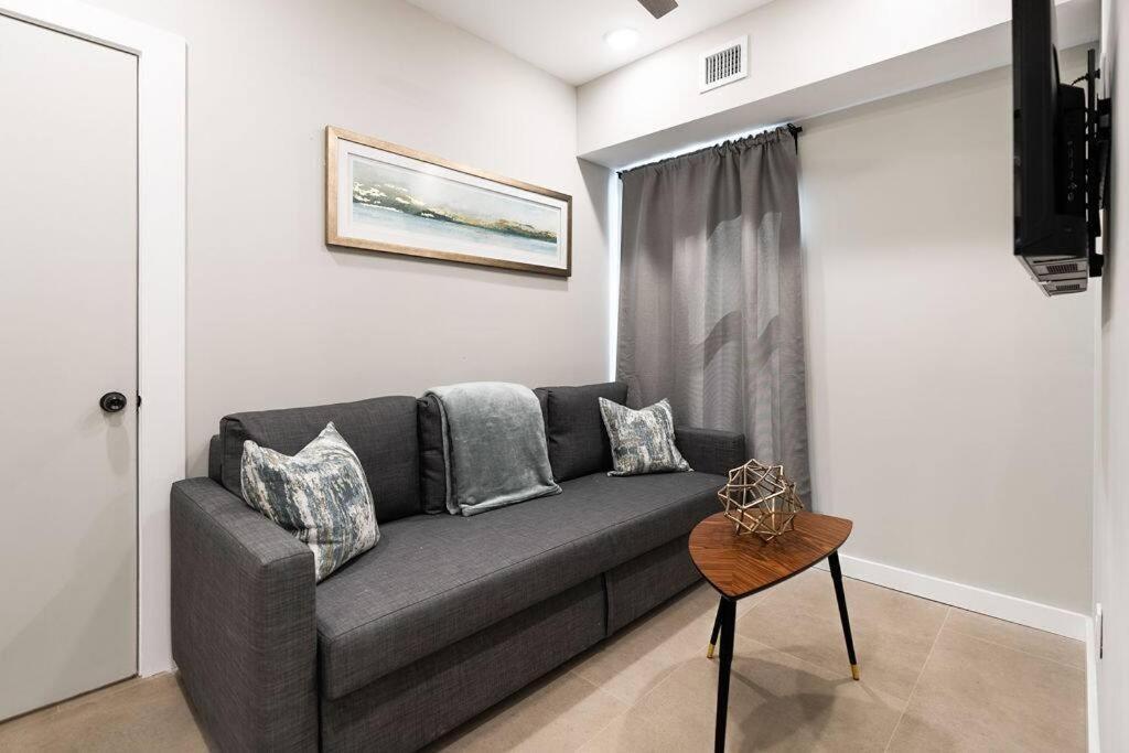 Elegant East Little Havana / Free Parking Apartment