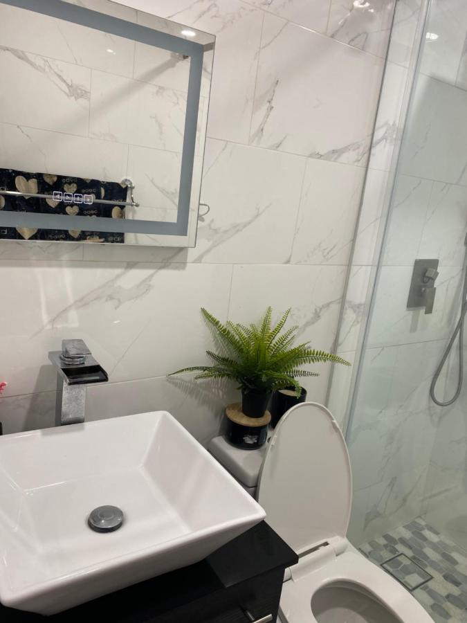 Beautiful House 7 Min From Airport W Free Parking