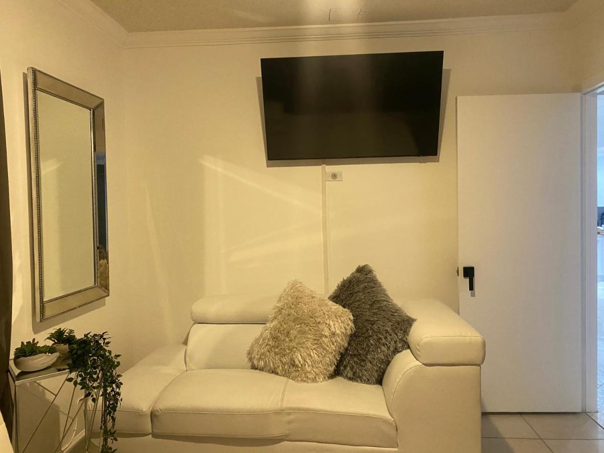 Beautiful House 7 Min From Airport W Free Parking Apartment *