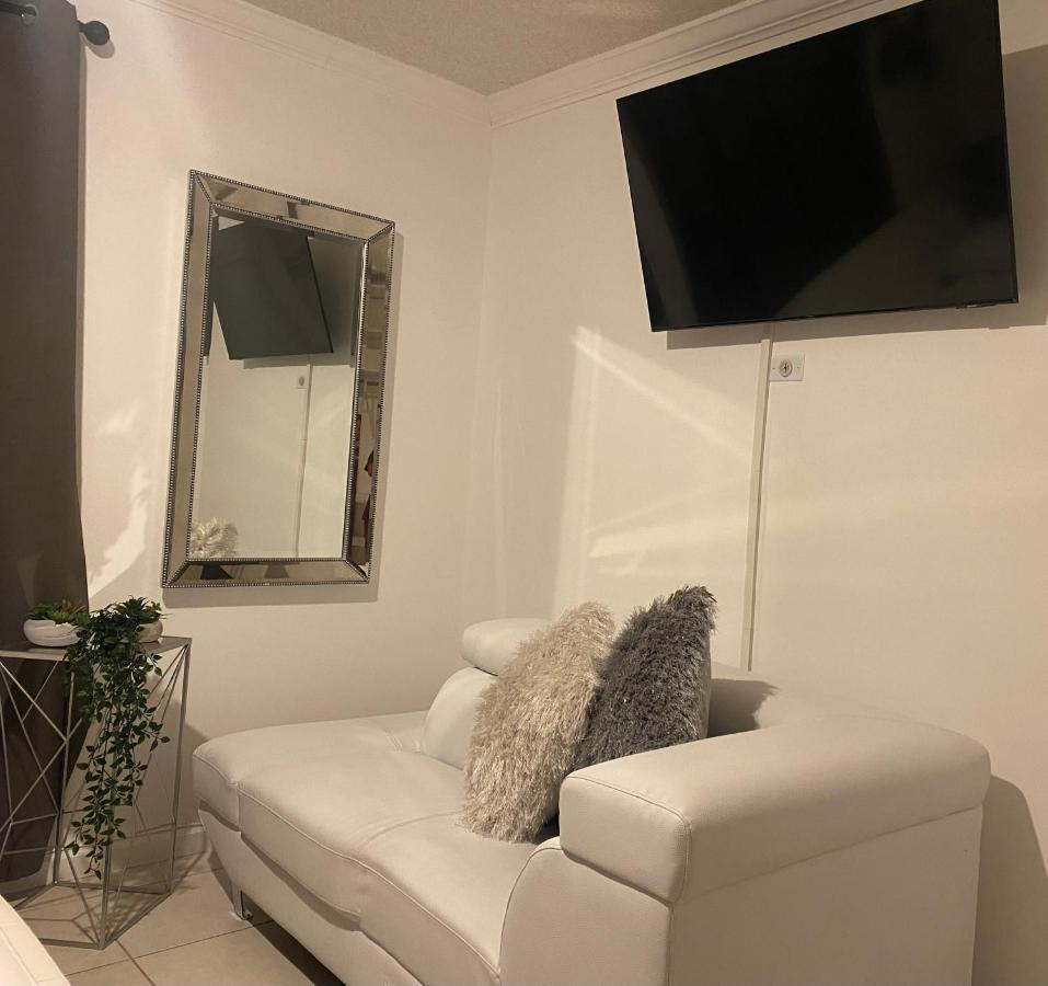 Beautiful House 7 Min From Airport W Free Parking Apartment