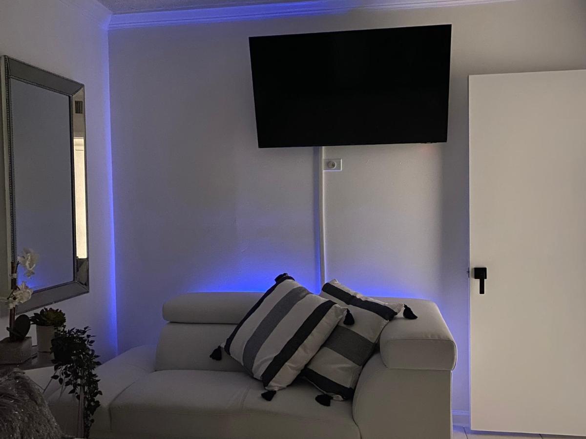 Beautiful House 7 Min From Airport W Free Parking Apartment *