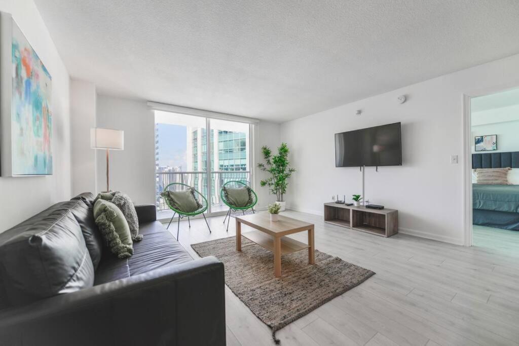 Exclusive With Free Parking And Pool At Brickell *