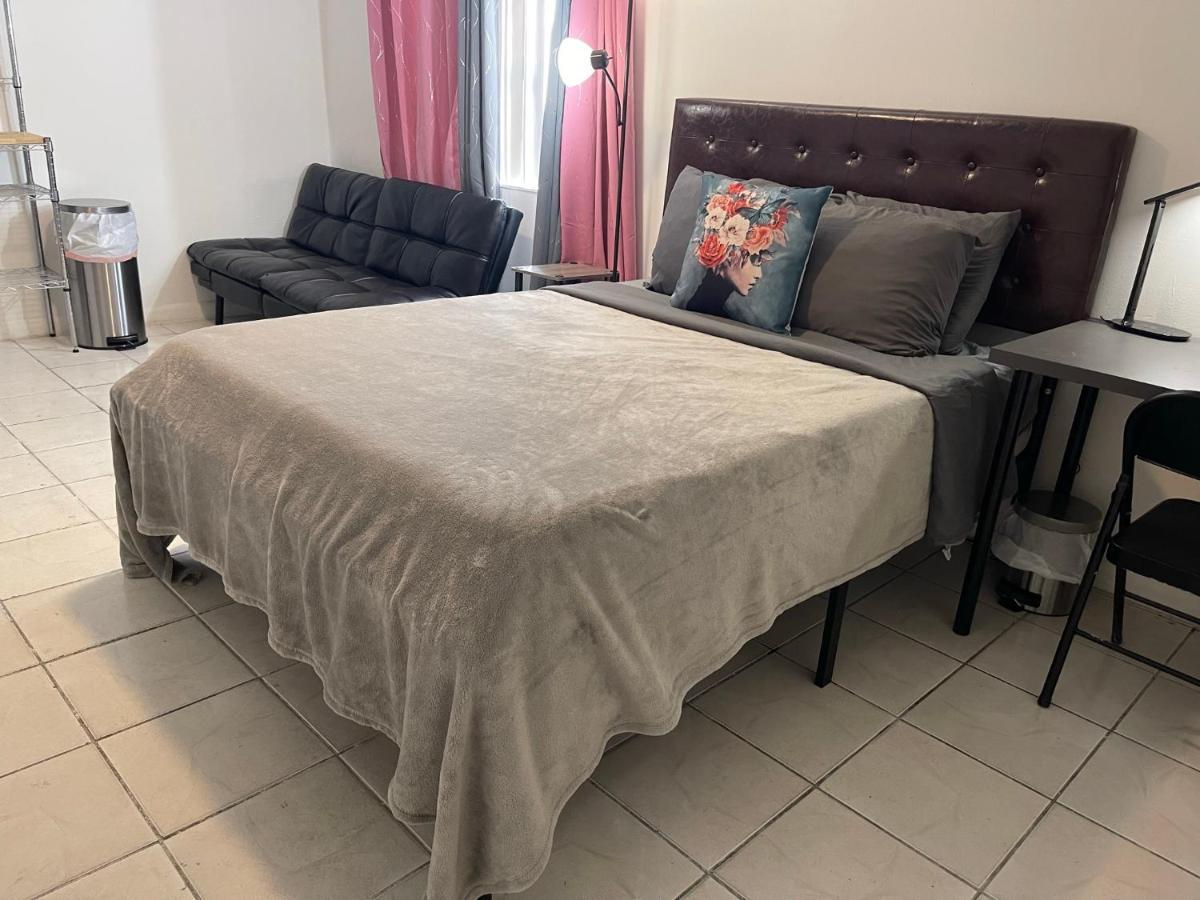 Homestay Value Inside Miami, Near Airport, Beach, Center & Metro *