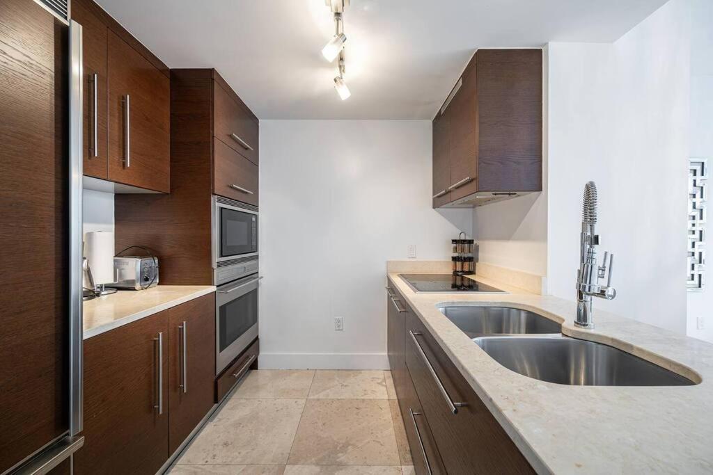 Icon & W Waterfront 22nd Floor Apartment Miami