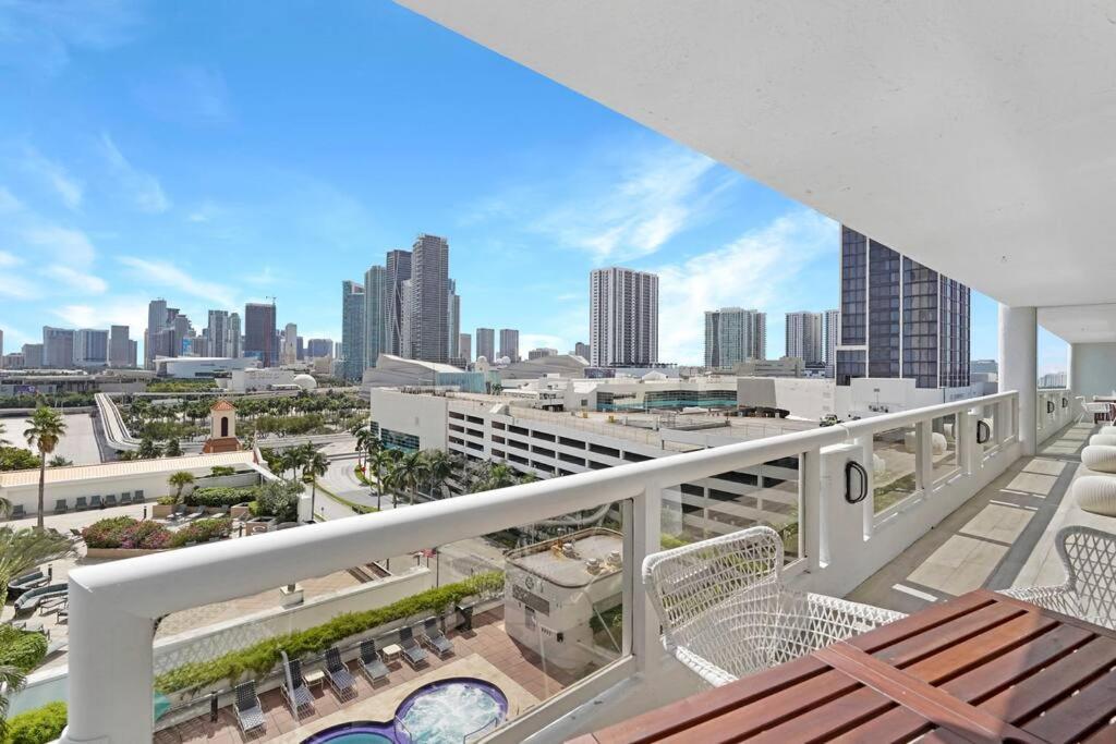 The Marilyn! Renovated And Amazing Skyline Views! Apartment