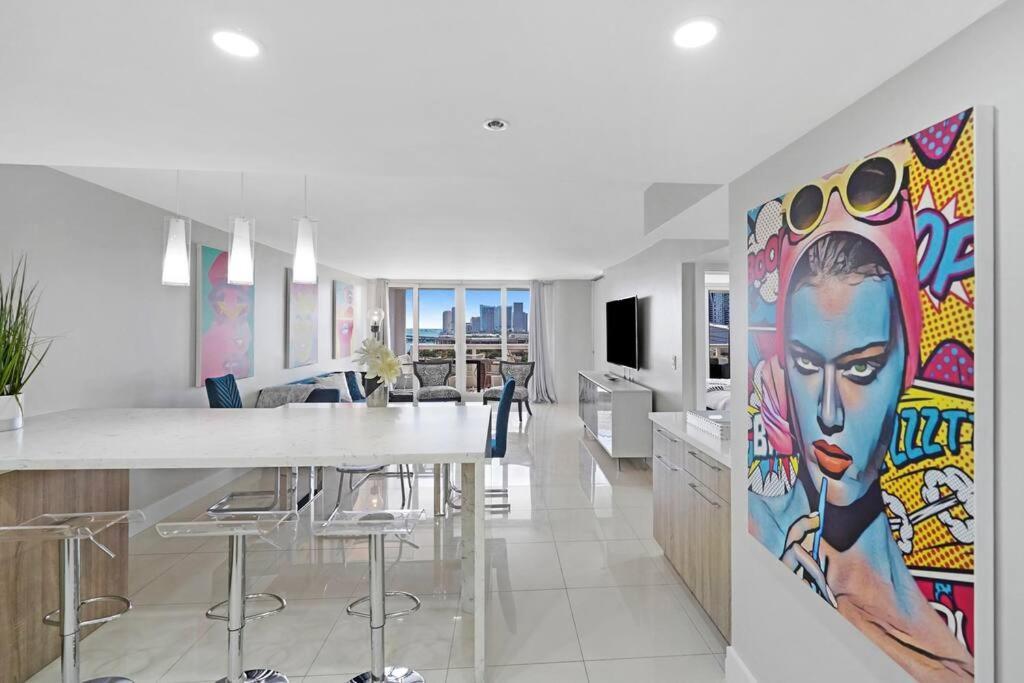 The Marilyn! Renovated And Amazing Skyline Views! Miami