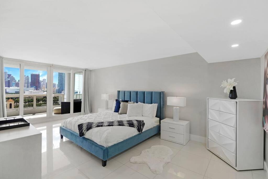 The Marilyn! Renovated And Amazing Skyline Views! Miami