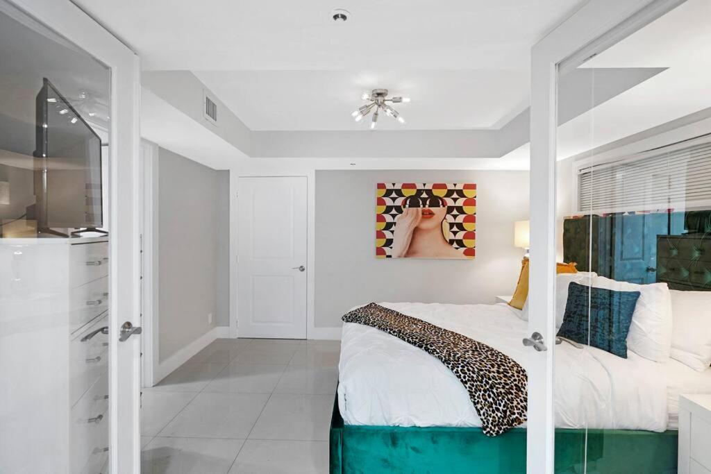 The Marilyn! Renovated And Amazing Skyline Views! Apartment