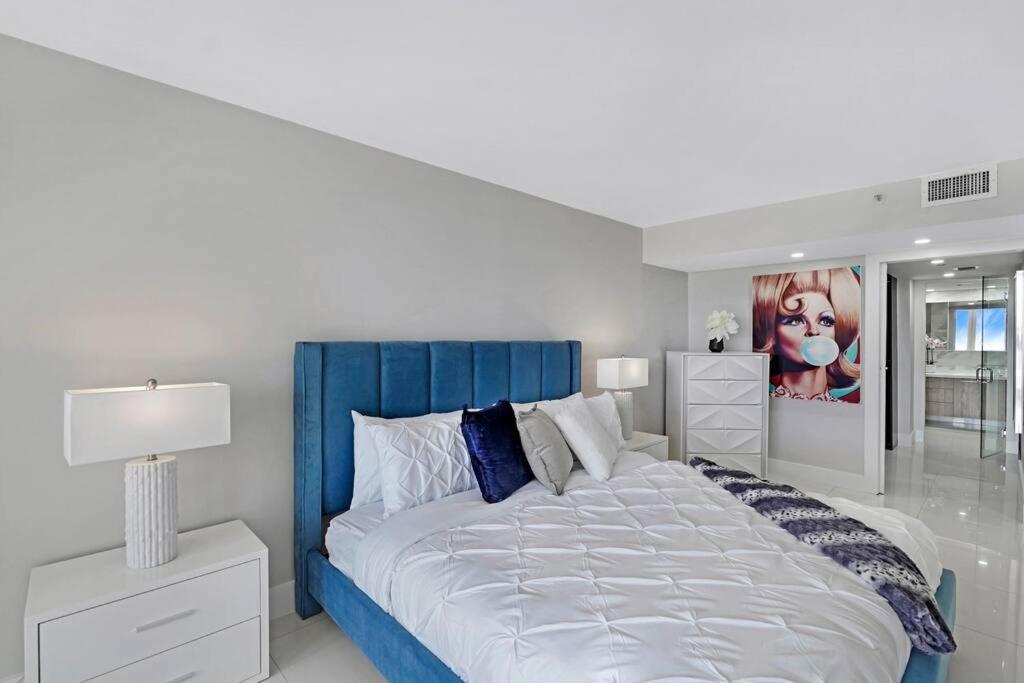 The Marilyn! Renovated And Amazing Skyline Views! Apartment