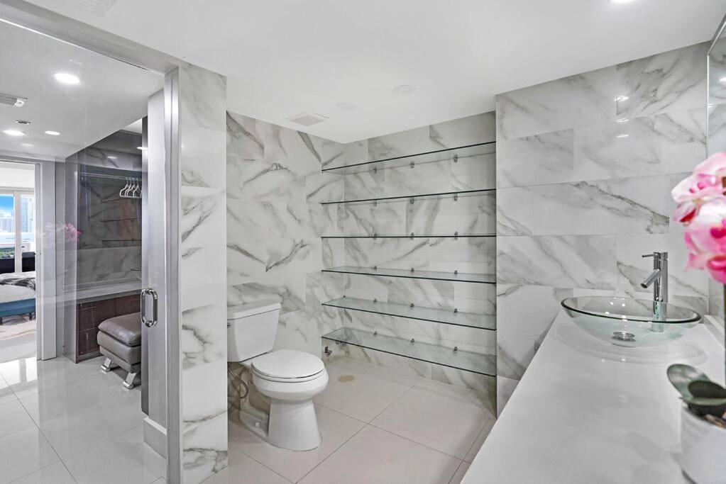 The Marilyn! Renovated And Amazing Skyline Views! Apartment