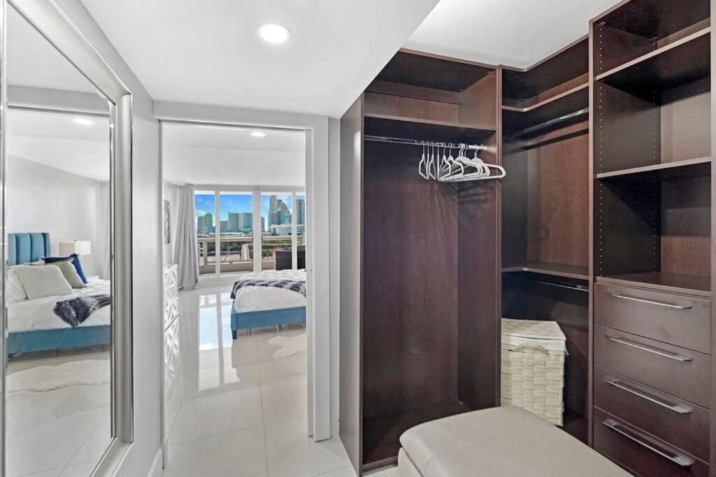 The Marilyn! Renovated And Amazing Skyline Views! Apartment *
