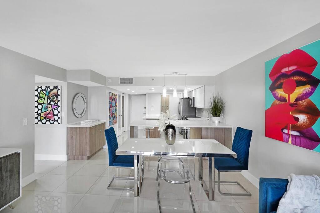 The Marilyn! Renovated And Amazing Skyline Views! Apartment