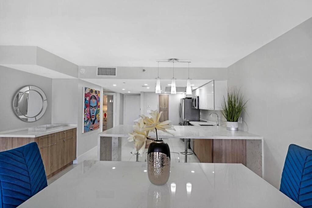 The Marilyn! Renovated And Amazing Skyline Views! Apartment *