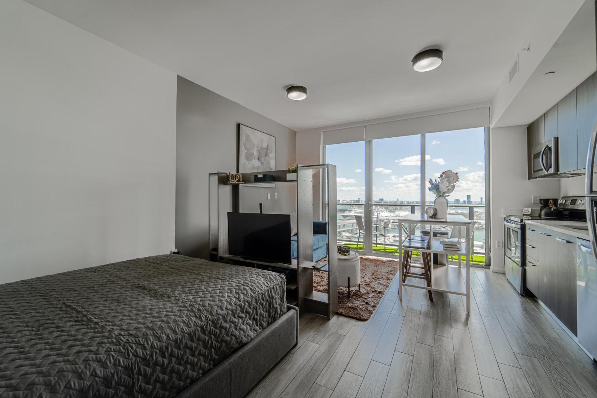 Tr 2 Bedroom, 1 Bedroom, And With Balconies * Miami