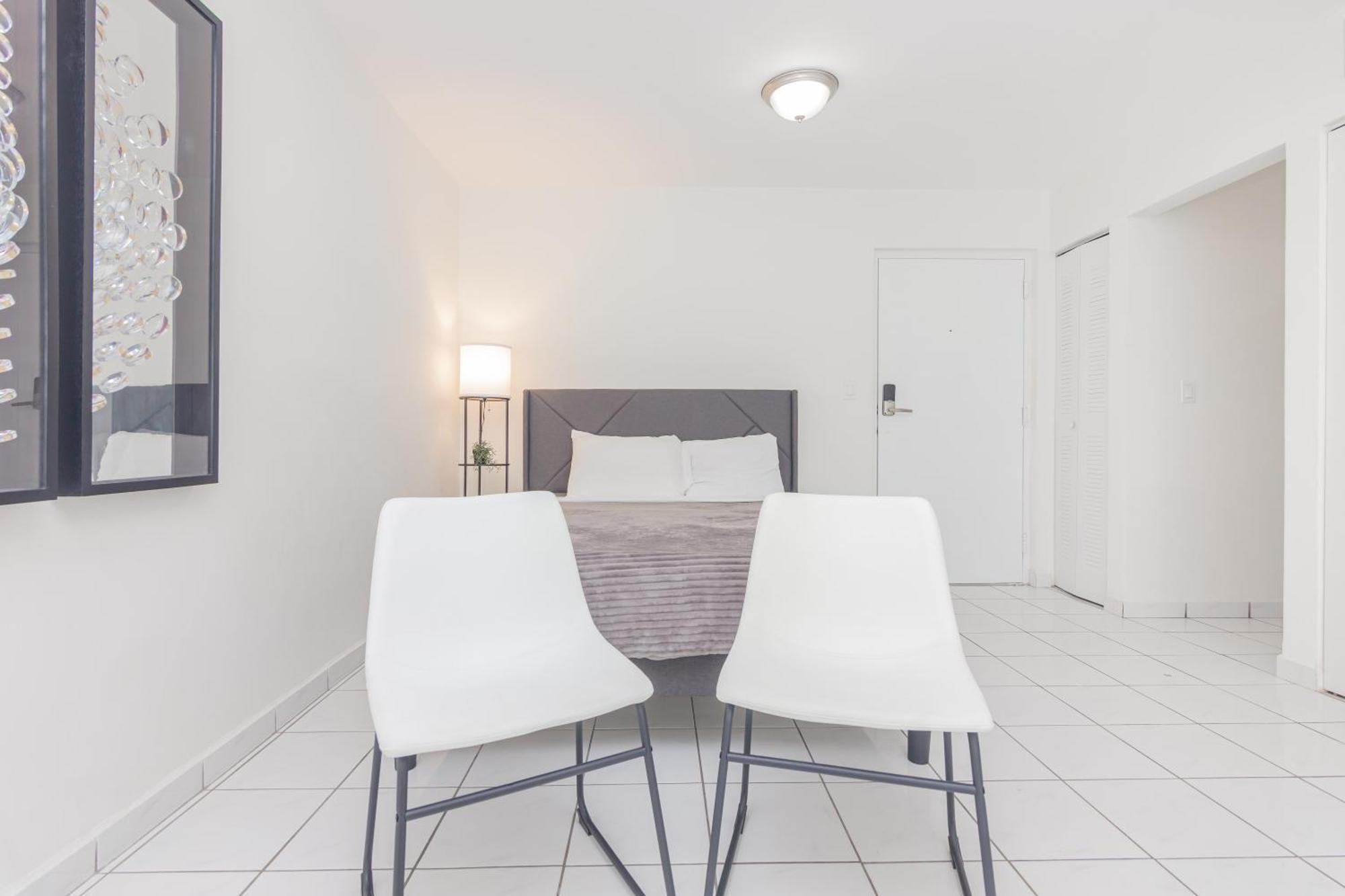 One Bedroom - With Parking & Balcony - Heart Of Wynwood Apartment *