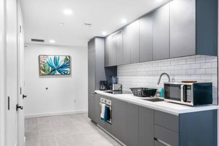 Heart Of Downtown Pool & Gym Apartment *