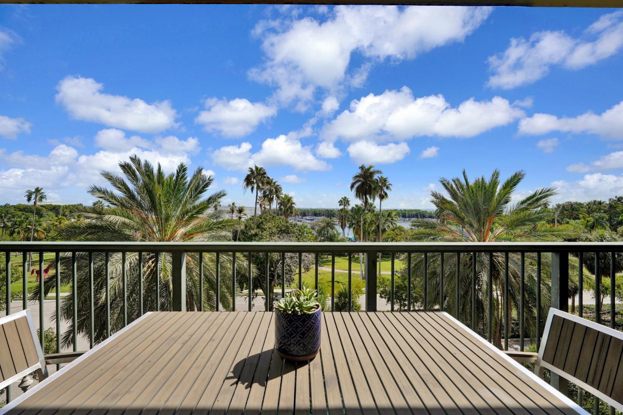 Gorgeous Spacious 2bed 2bath Bayview In Grove *