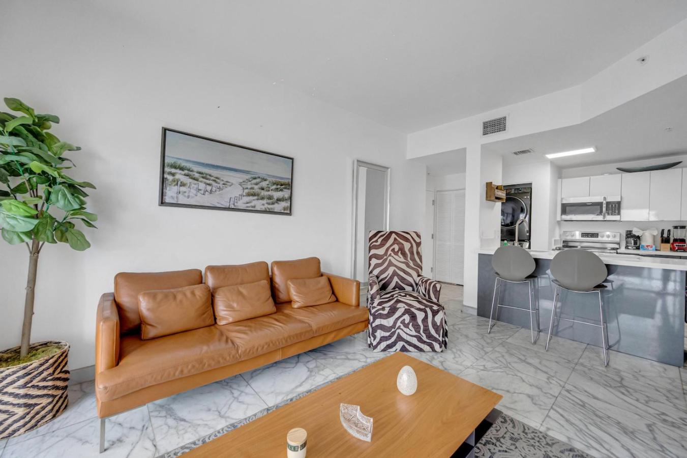 Subtle 2 Bed In Edgewater Near Downtown With Free Parking *