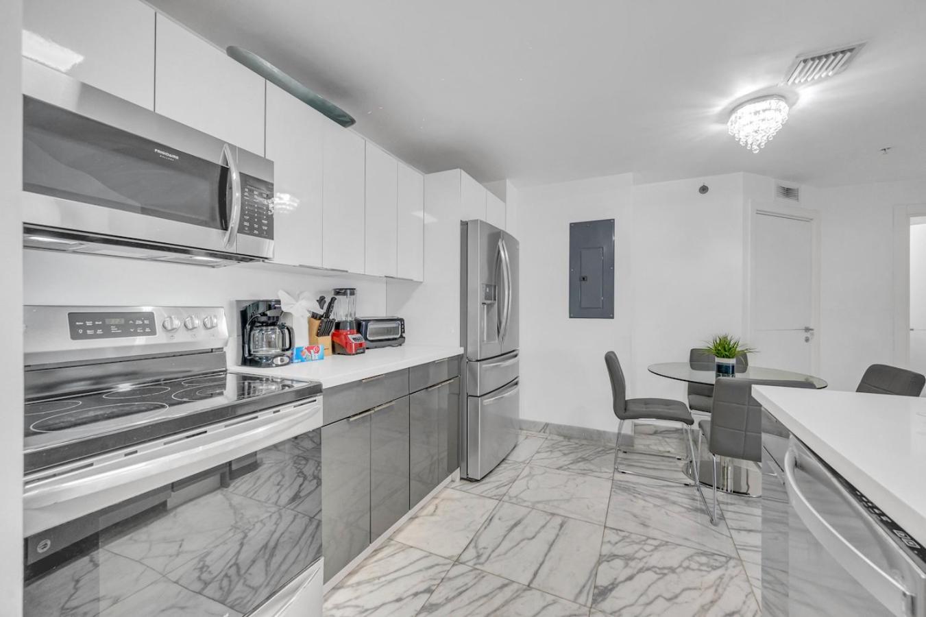 Subtle 2 Bed In Edgewater Near Downtown With Free Parking Apartment