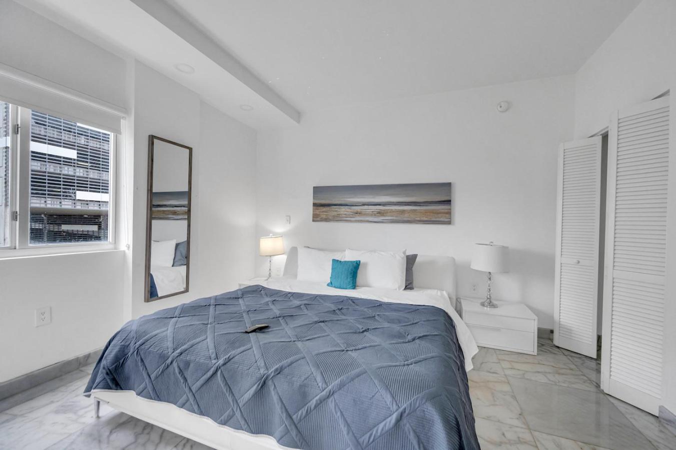 Subtle 2 Bed In Edgewater Near Downtown With Free Parking