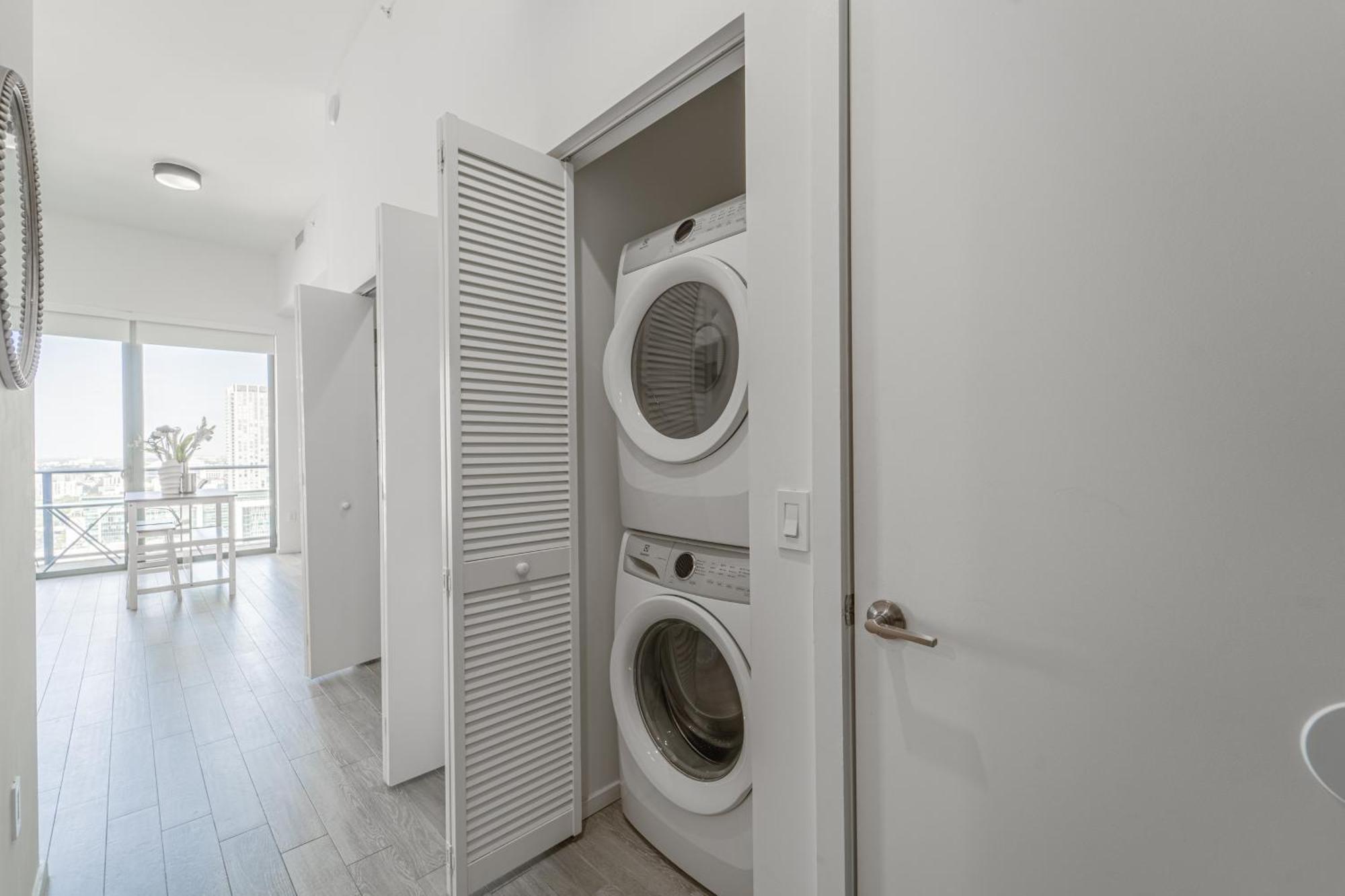 Tr 2 Bedroom, 1 Bedroom, And With Balconies *