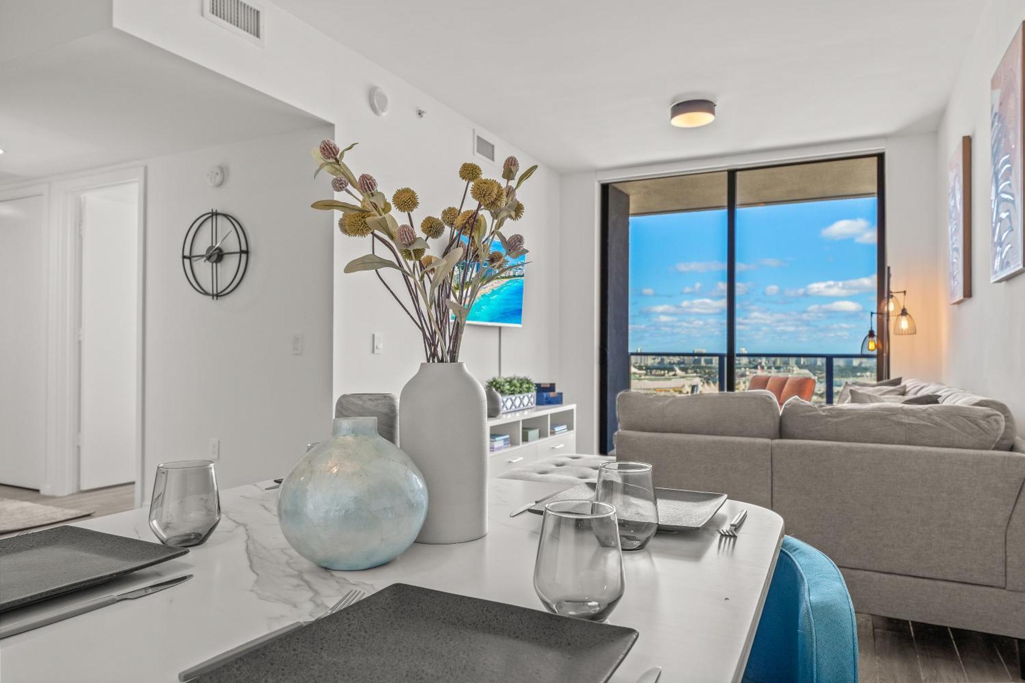 Tr 2 Bedroom, 1 Bedroom, And With Balconies Apartment *