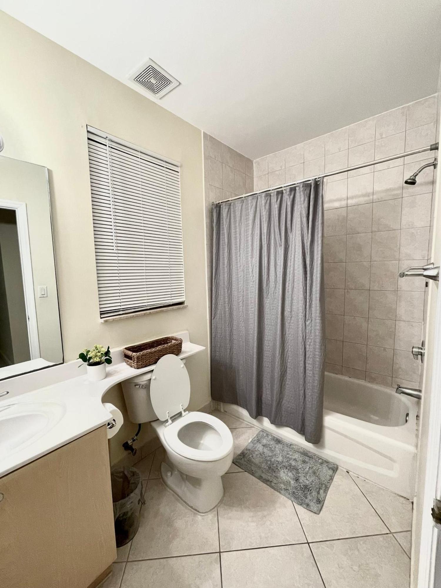 Private Bedroom In - Coral Gables 601 Homestay Miami