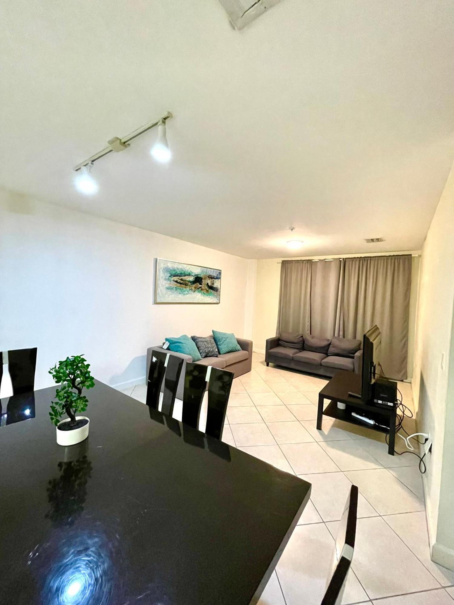 Private Bedroom In - Coral Gables 601 Homestay