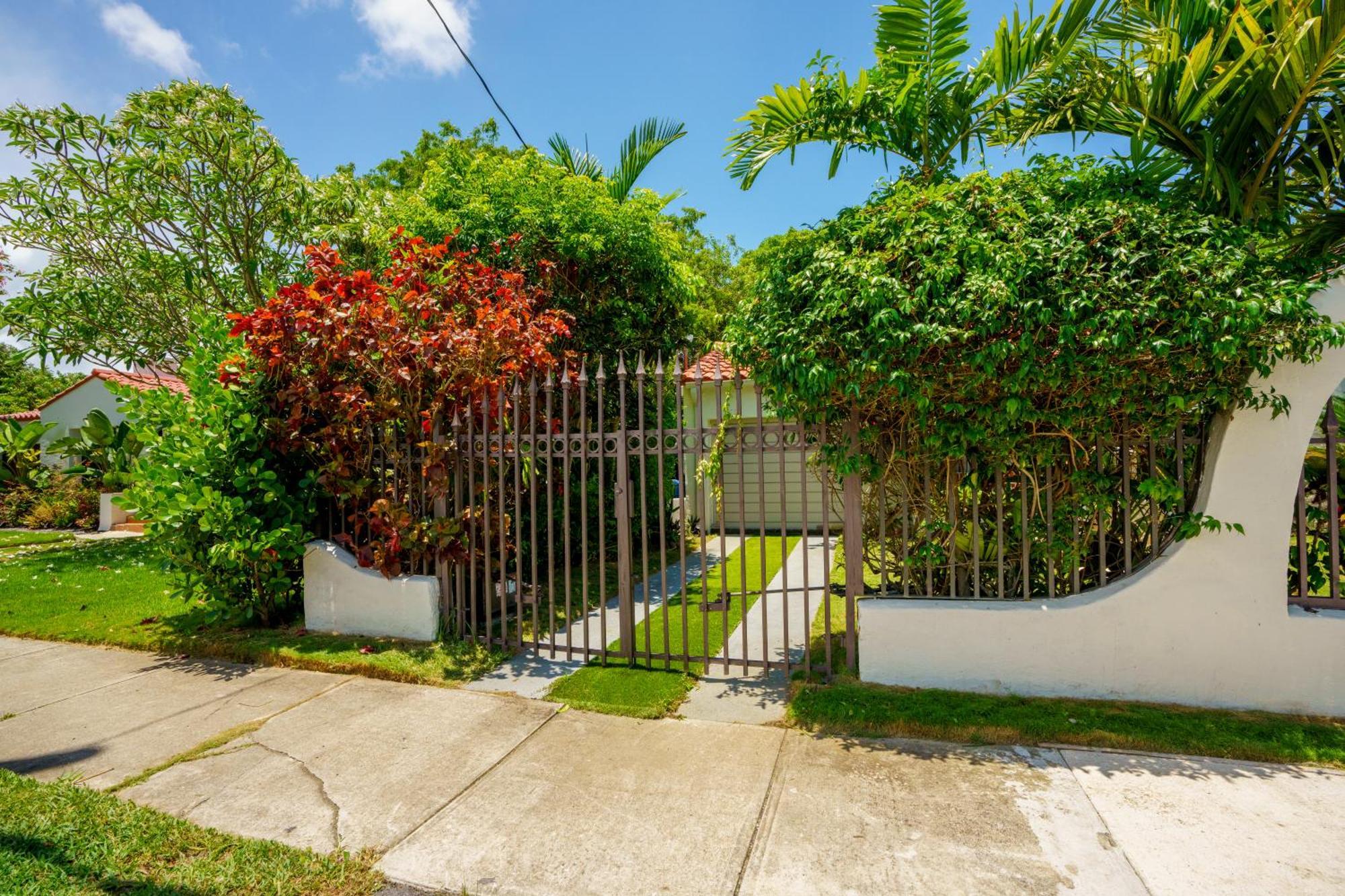 Seaside Haven: Gated 2-bedroom With Den And Parking Holiday home Miami