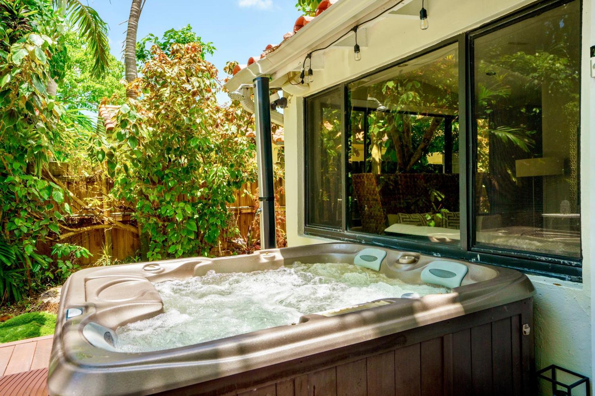 Seaside Haven: Gated 2-bedroom With Den And Parking Miami