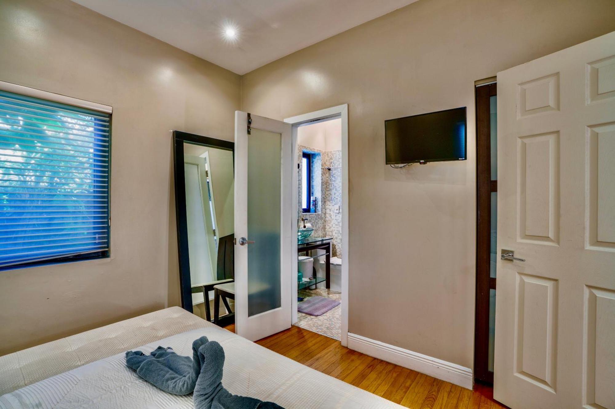 Seaside Haven: Gated 2-bedroom With Den And Parking Holiday home