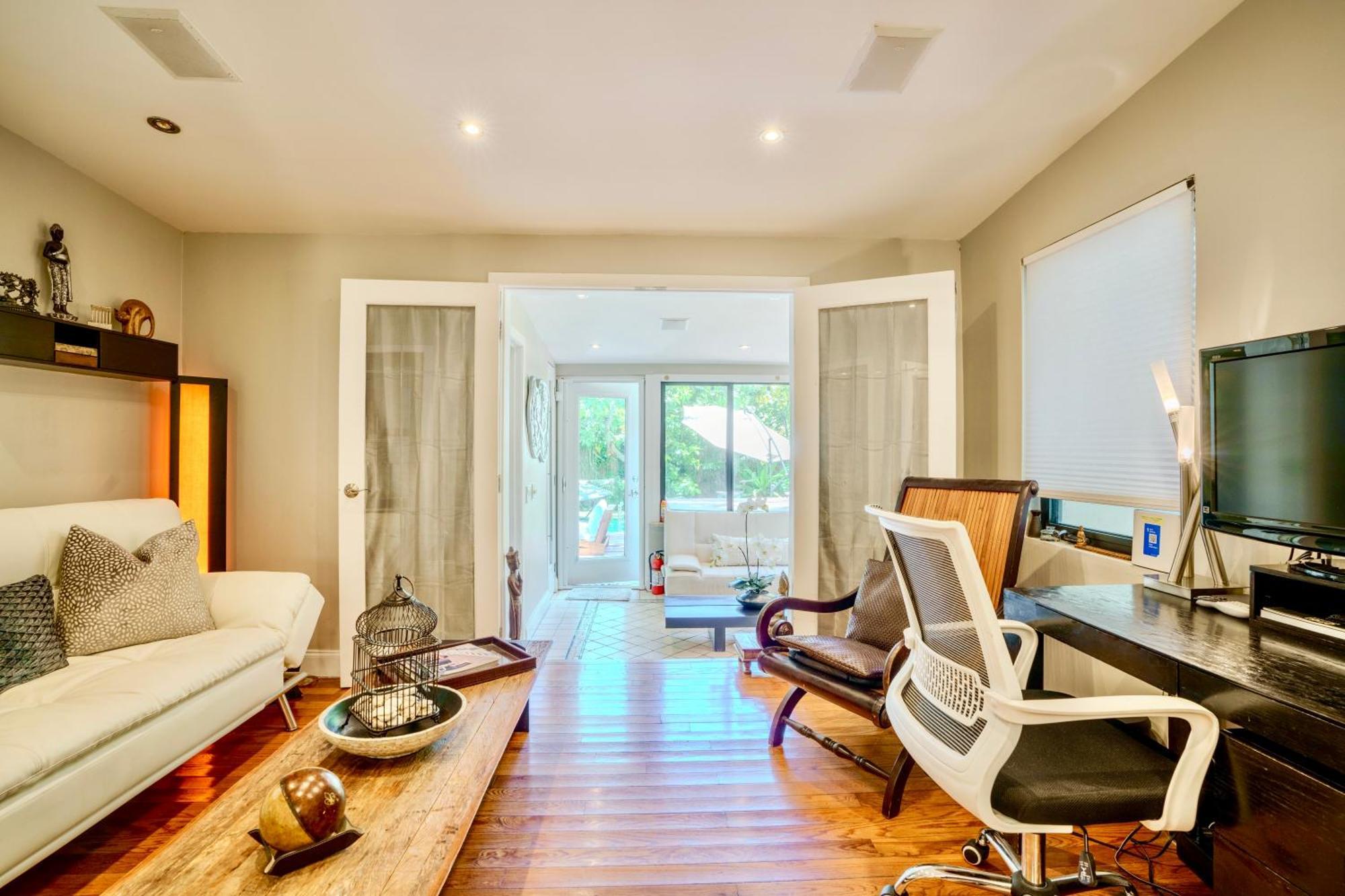 Seaside Haven: Gated 2-bedroom With Den And Parking Holiday home Miami