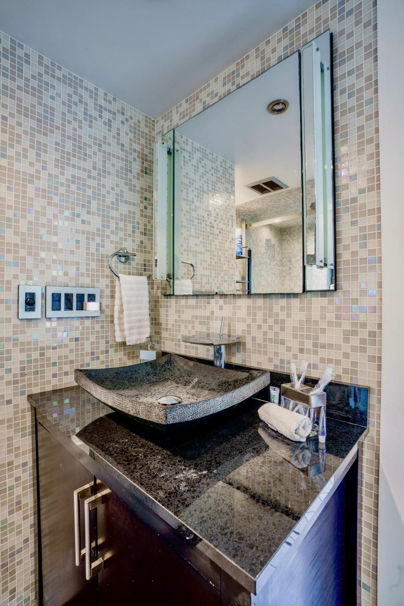 Seaside Haven: Gated 2-bedroom With Den And Parking Holiday home Miami