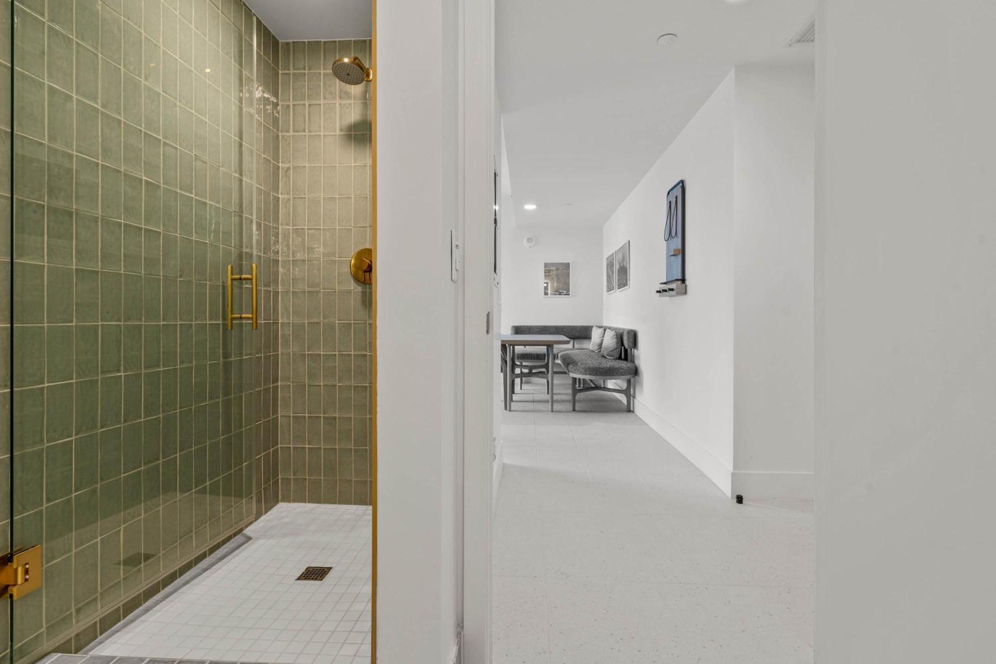 Bayside Breeze - Downtown Luxury Tower