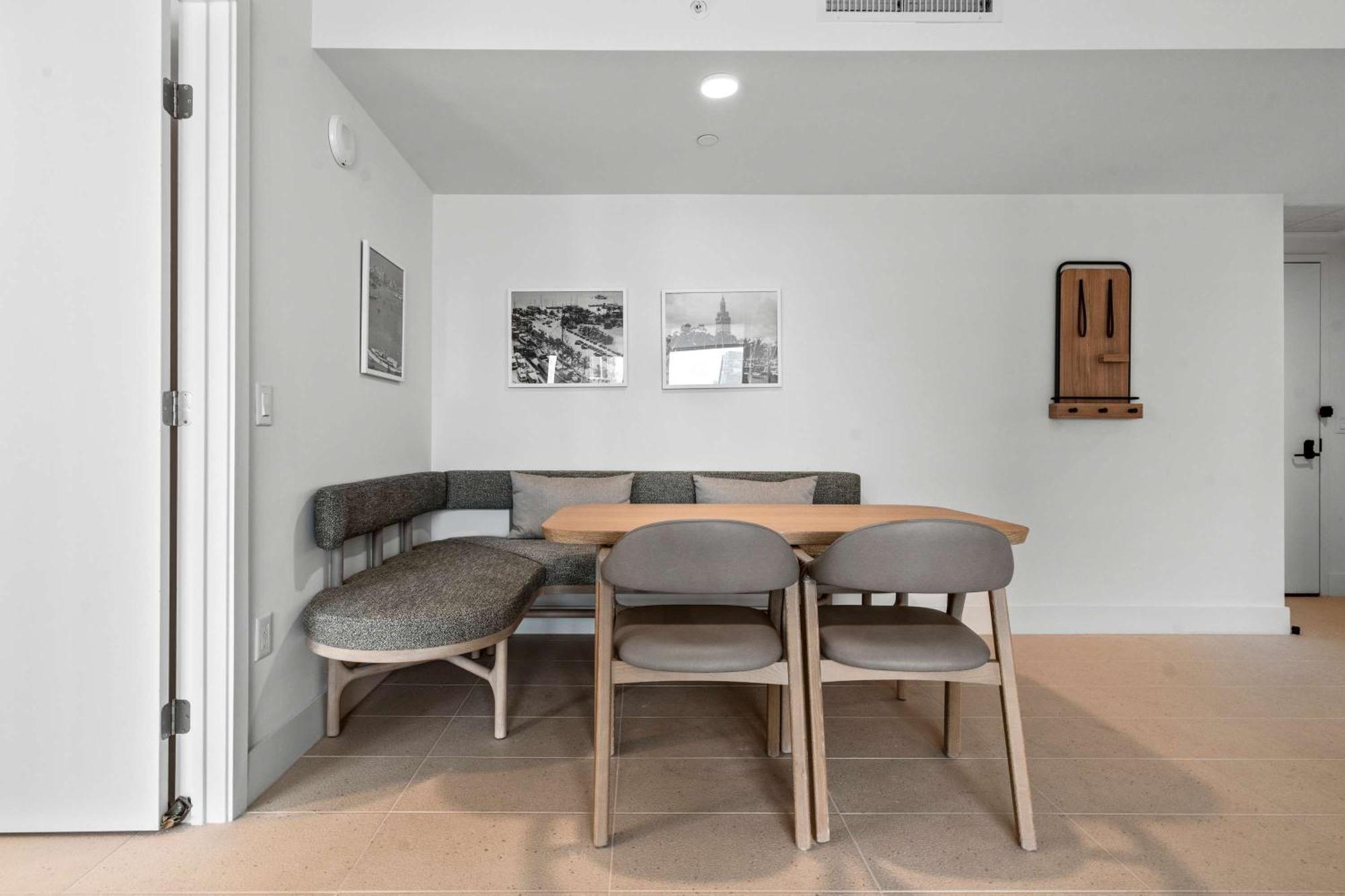 Bayside Breeze - Downtown Luxury Tower Apartment