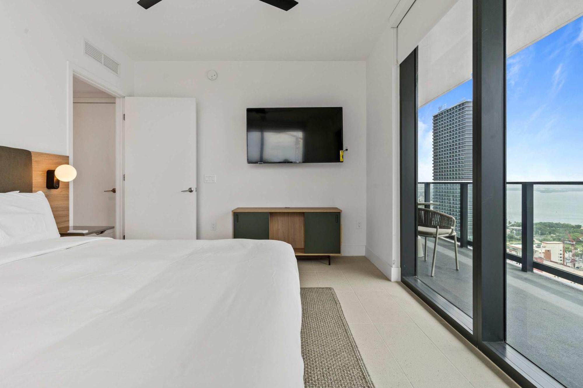 Bayside Breeze - Downtown Luxury Tower *