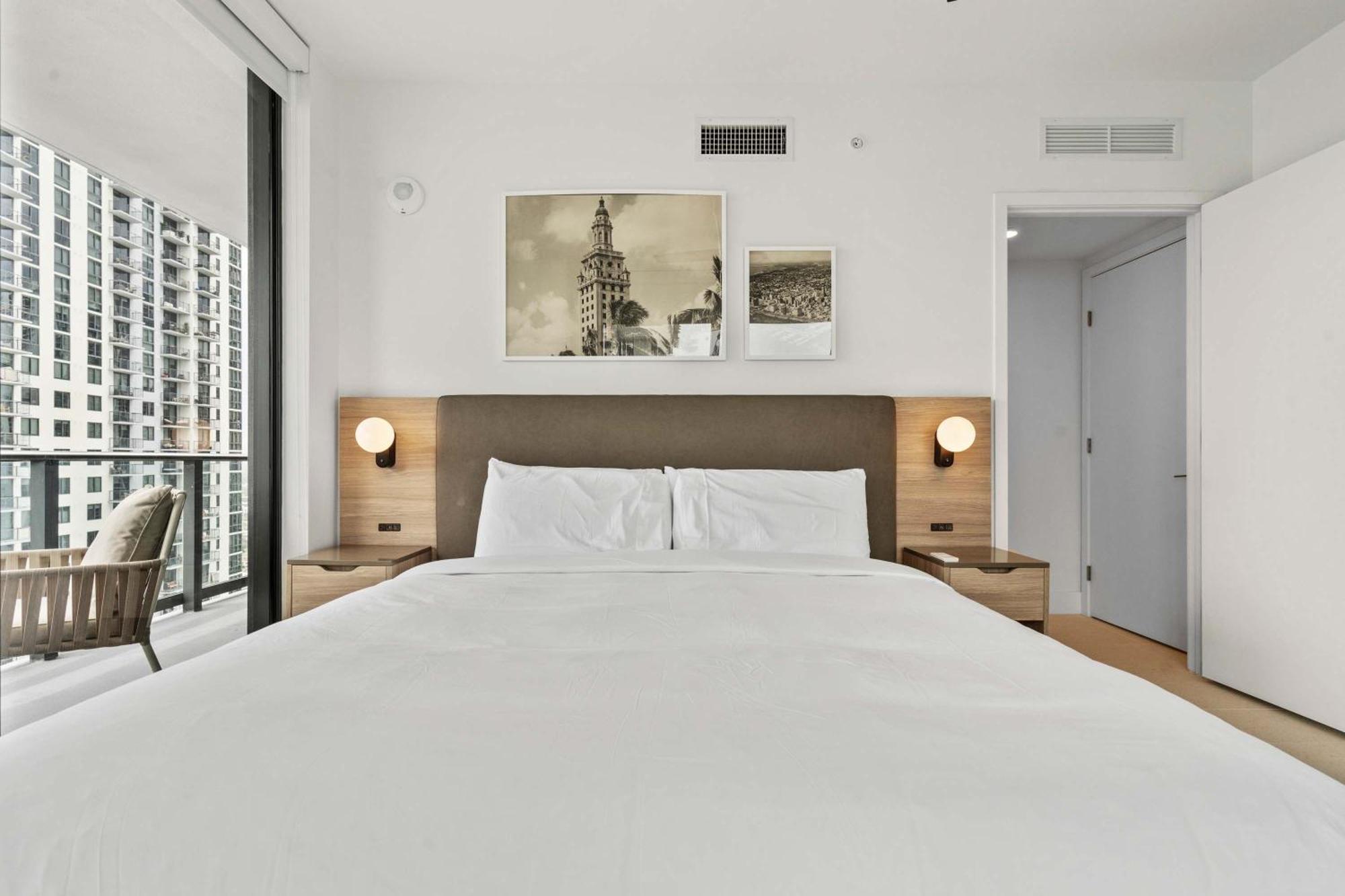 Bayside Breeze - Downtown Luxury Tower Apartment *