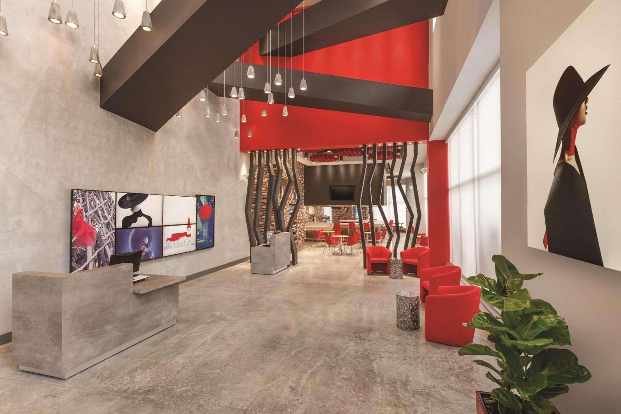 Radisson Red Miami Airport 3*