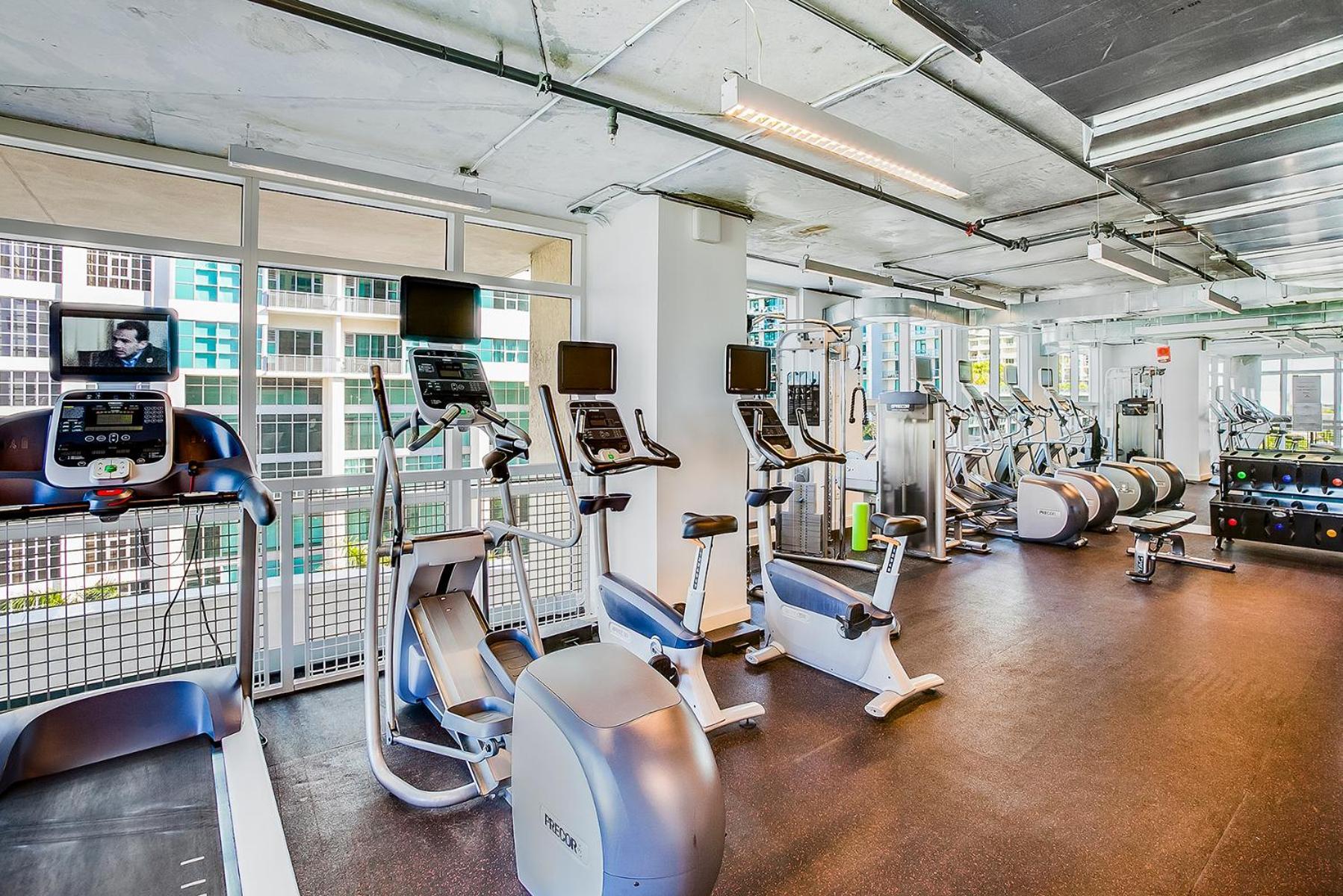 Modern Midtown Pool Access & Free Parking
