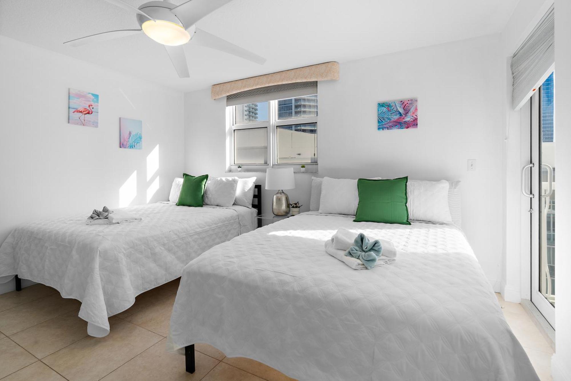 Stylish 2br With Skyline Views, Free Parking, Sleeps 8 Apartment
