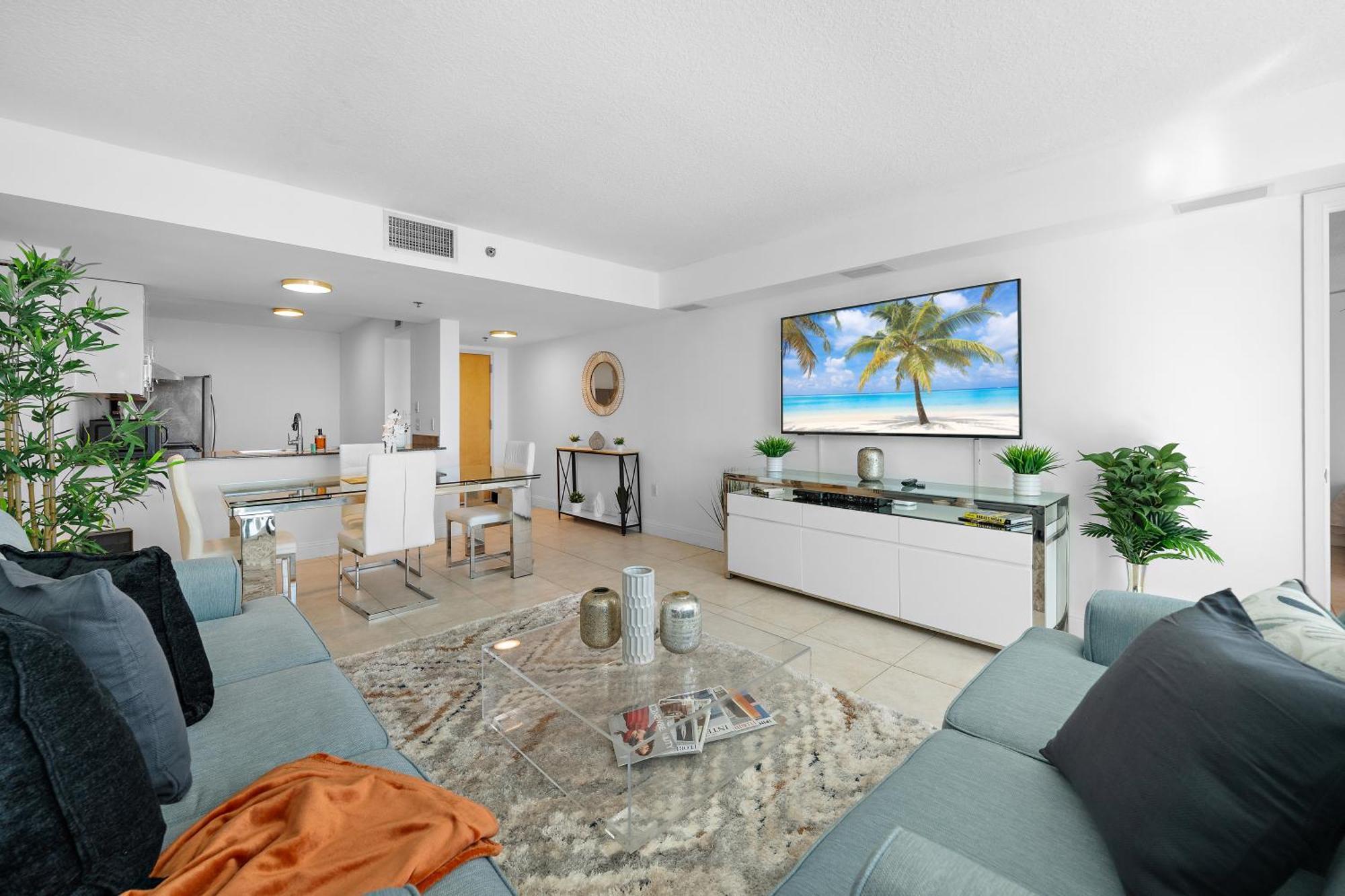 Stylish 2br With Skyline Views, Free Parking, Sleeps 8 Apartment *