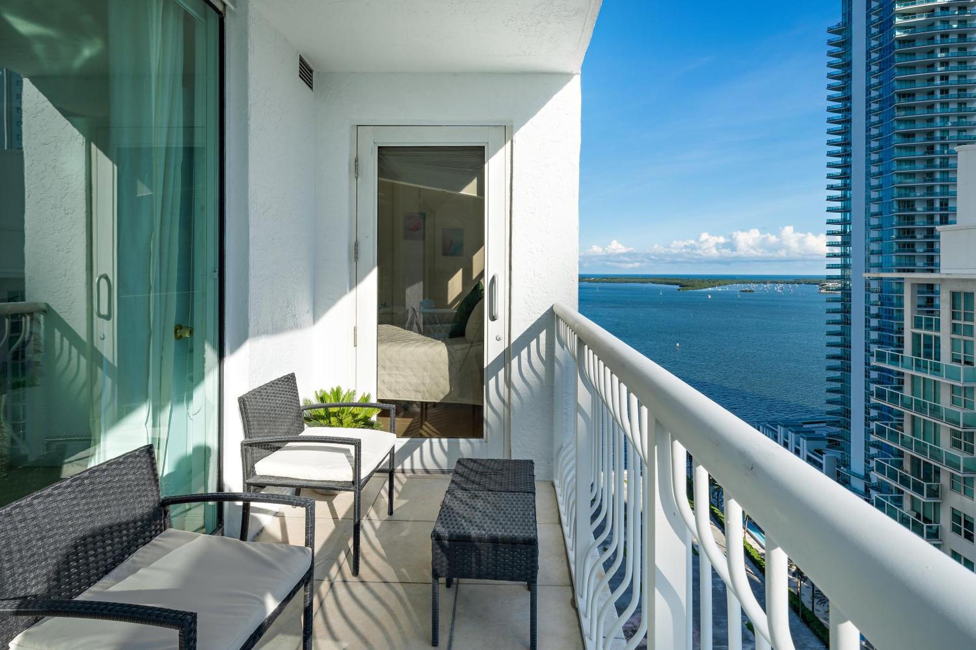 Stylish 2br With Skyline Views, Free Parking, Sleeps 8 Miami