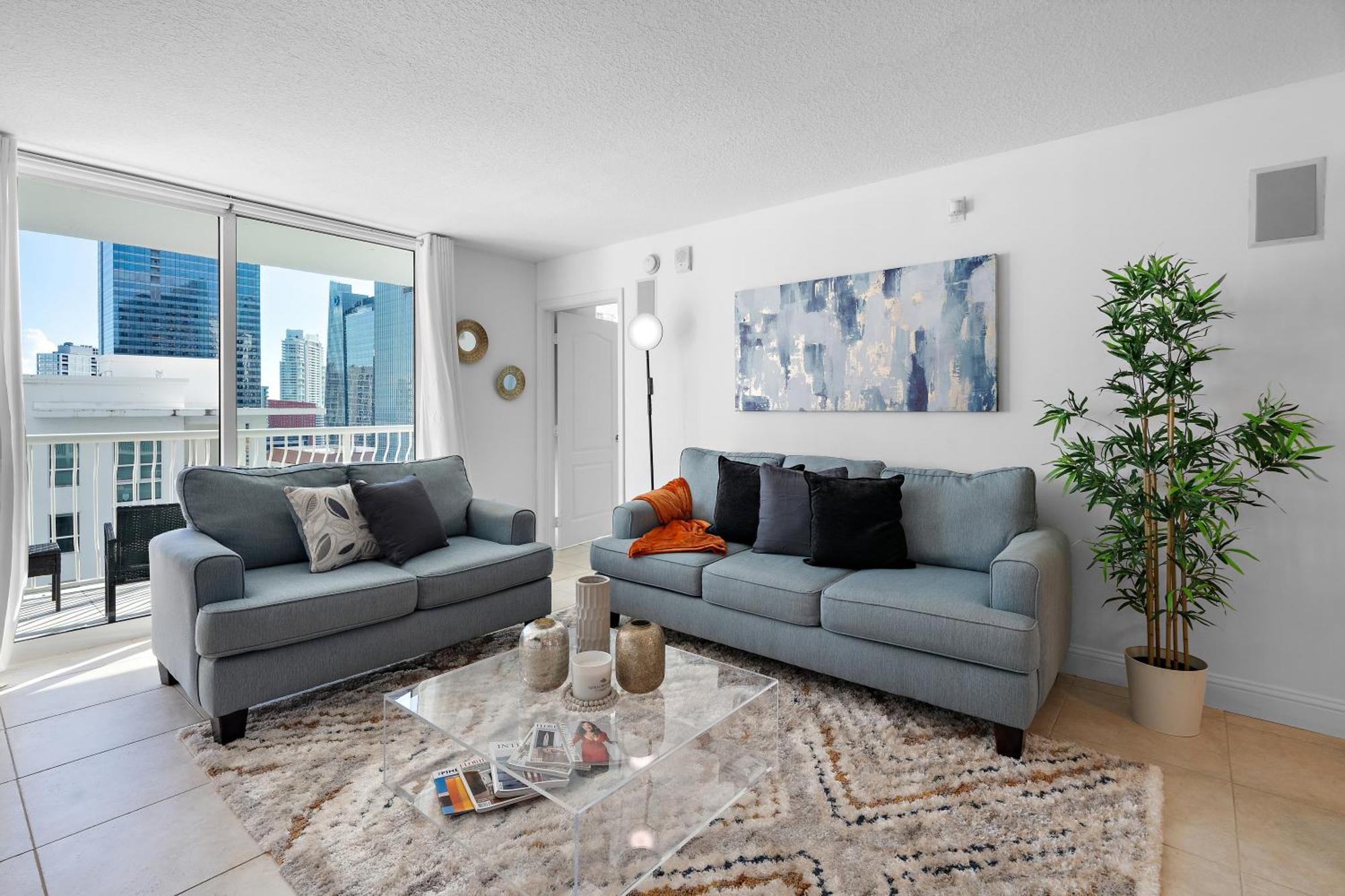 Apartment Stylish 2br With Skyline Views, Free Parking, Sleeps 8 *